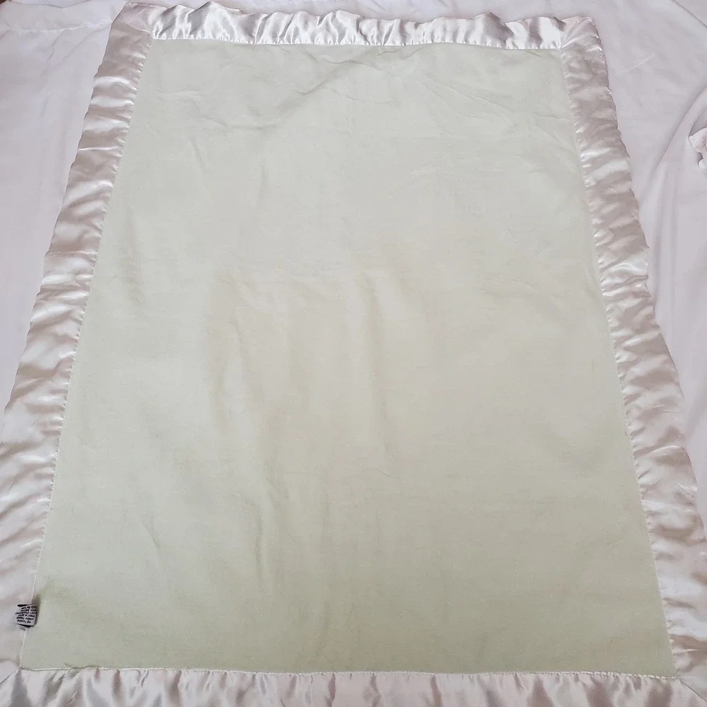 BABY ASPEN White Rosette Satin Trim Plush Baby Blanket Soft Green  Back‎